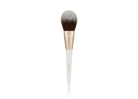 Le maquillage de studio de beauté Vonira est une brosse à poudre plate avec une poignée en bois de bouleau en ferrule en aluminium doré.