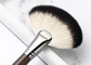 Brosse de fan Vonira de cheveux naturels faits sur commande de chèvre d'OEM grande pour le maquilleur professionnel de studio de maquillage