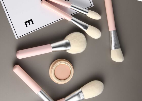 Pinceau éventail Vonira Beauty Luxury avec poils synthétiques Taklon végétaliens et sans cruauté et manche en bois de bouleau recyclable - Pinceau à poudre bronzante fabriqué à la main