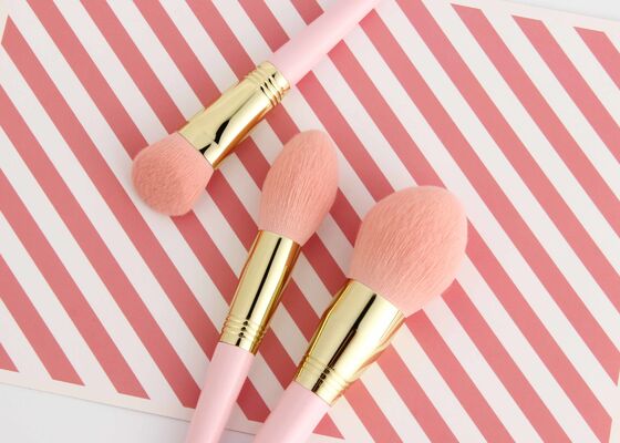 Pinceau à fond de teint biseauté Vonira Beauty avec poils synthétiques Taklon végétaliens et sans cruauté et manche en bois de bouleau recyclable