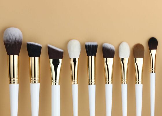 Le pinceau de maquillage à base de contour à angle plat pour une application précise et transparente