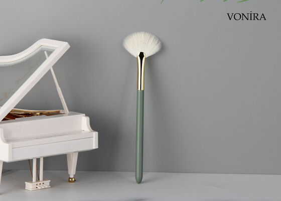Vonira personnalisé en gros de poils de chèvre blancs naturels Ventilateur Highlighter Brush avec service de marque privée