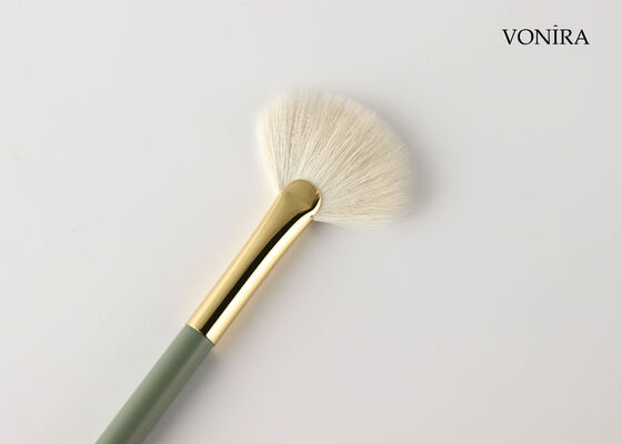 Vonira personnalisé en gros de poils de chèvre blancs naturels Ventilateur Highlighter Brush avec service de marque privée