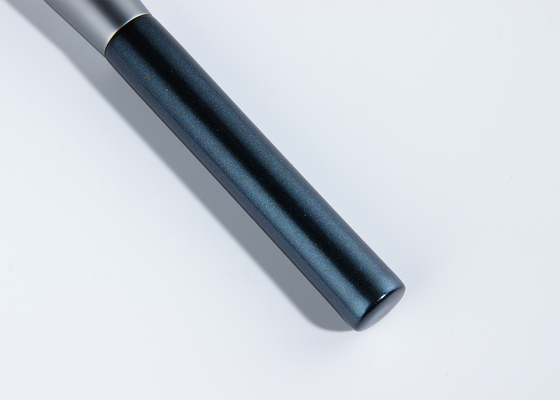 Brosse à poudre de kabuki artisanale carrée avec poignée en aluminium pour un maquillage impeccable